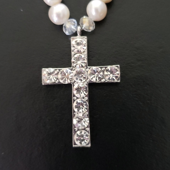 Cross Pearl Necklace - Picture 2 of 3
